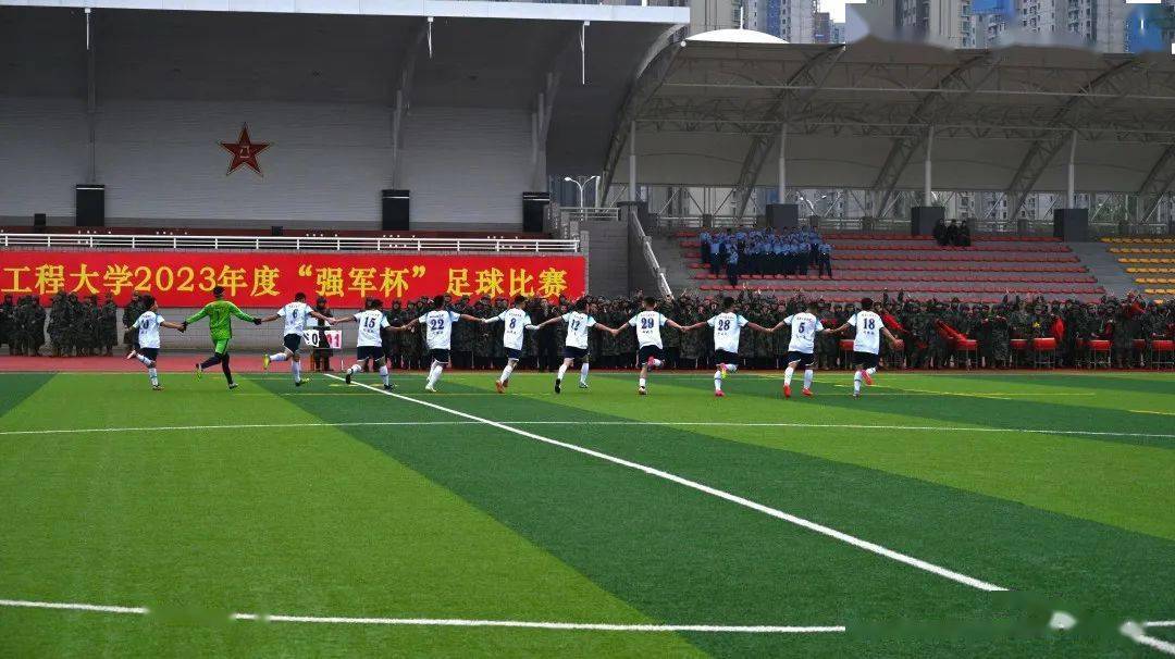 包含比赛激情澎湃，球场上呈现百花齐放景象的词条