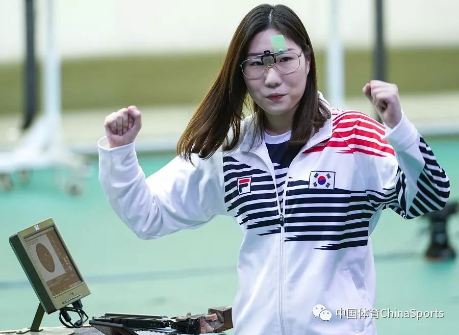 捷克射击选手精准命中夺金夺铜