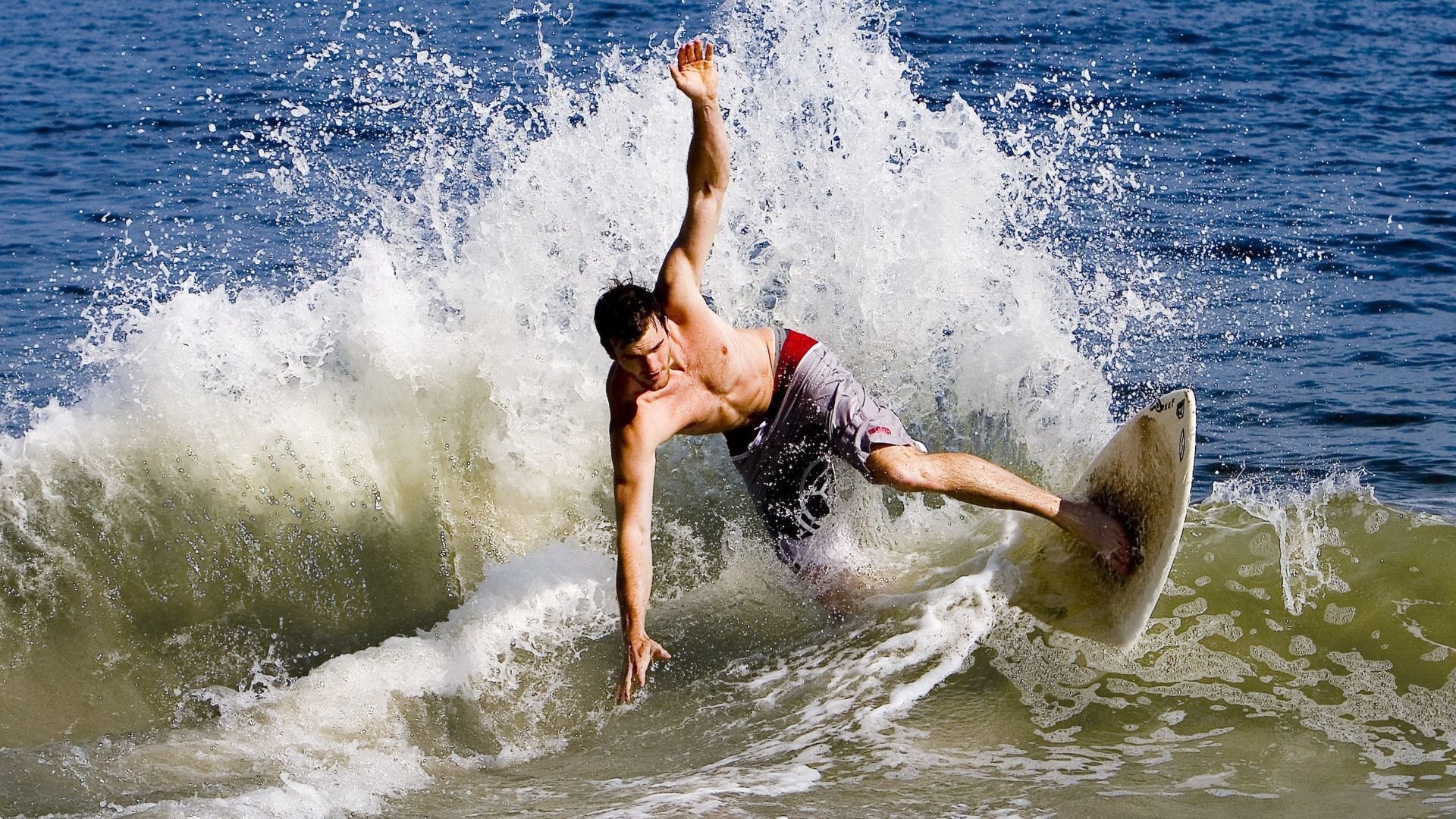 灰熊打穿76人防线，詹姆斯关键先生定胜局