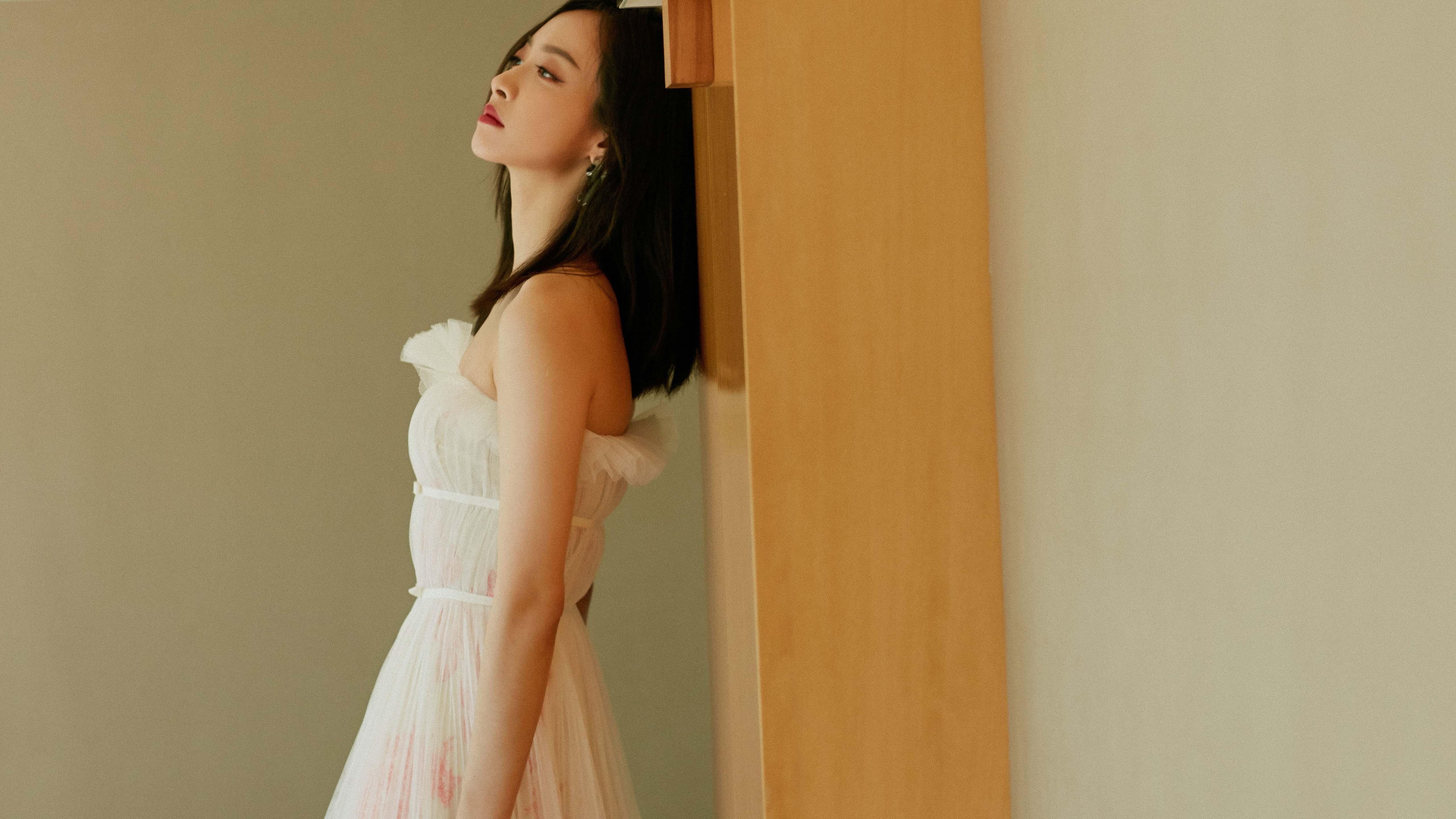 绿茵对决与硬木碰撞，同一夜晚，两种体育意志的交响